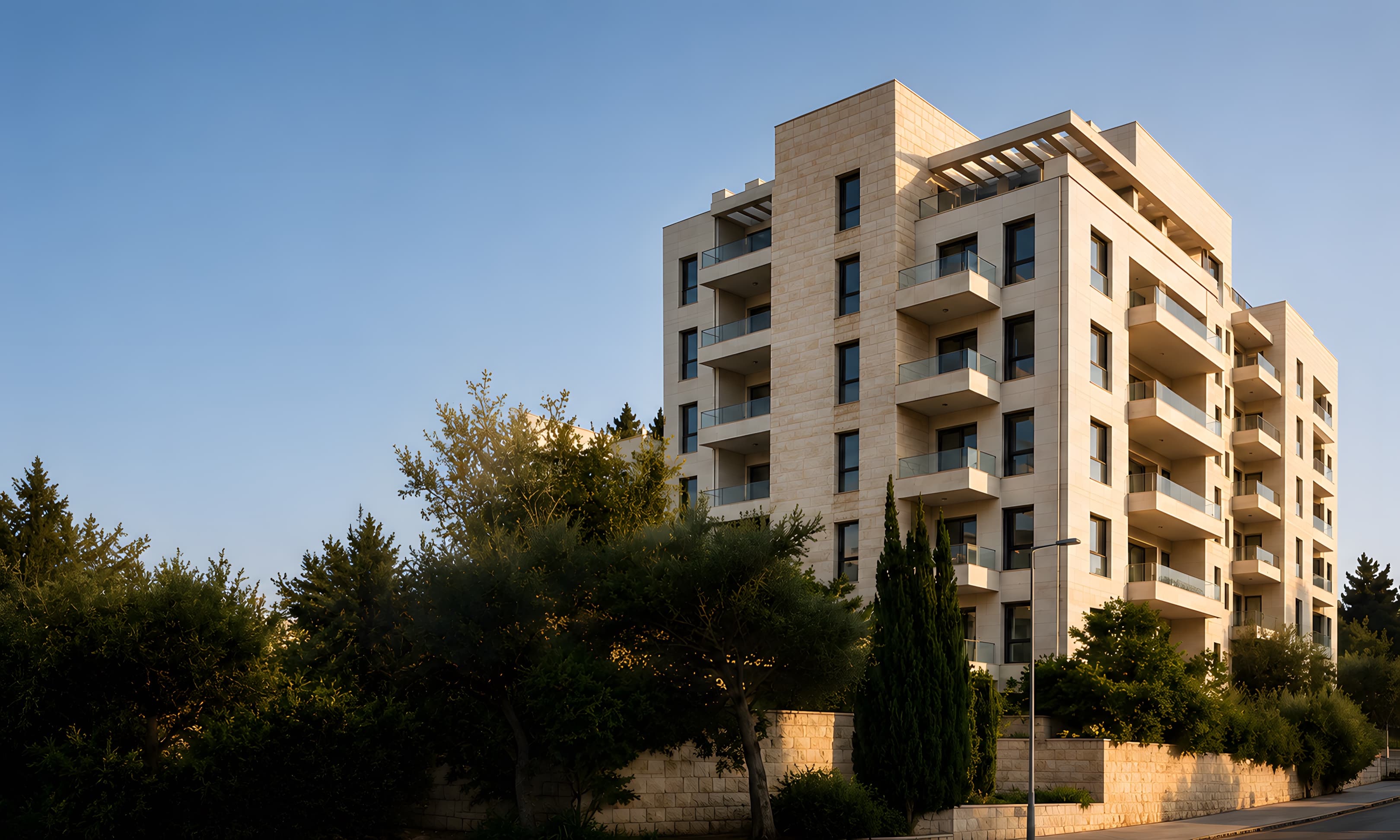 בניין מגורים חדש בבנייה רוויה, אבן ירושלמית בשעת דמדומים