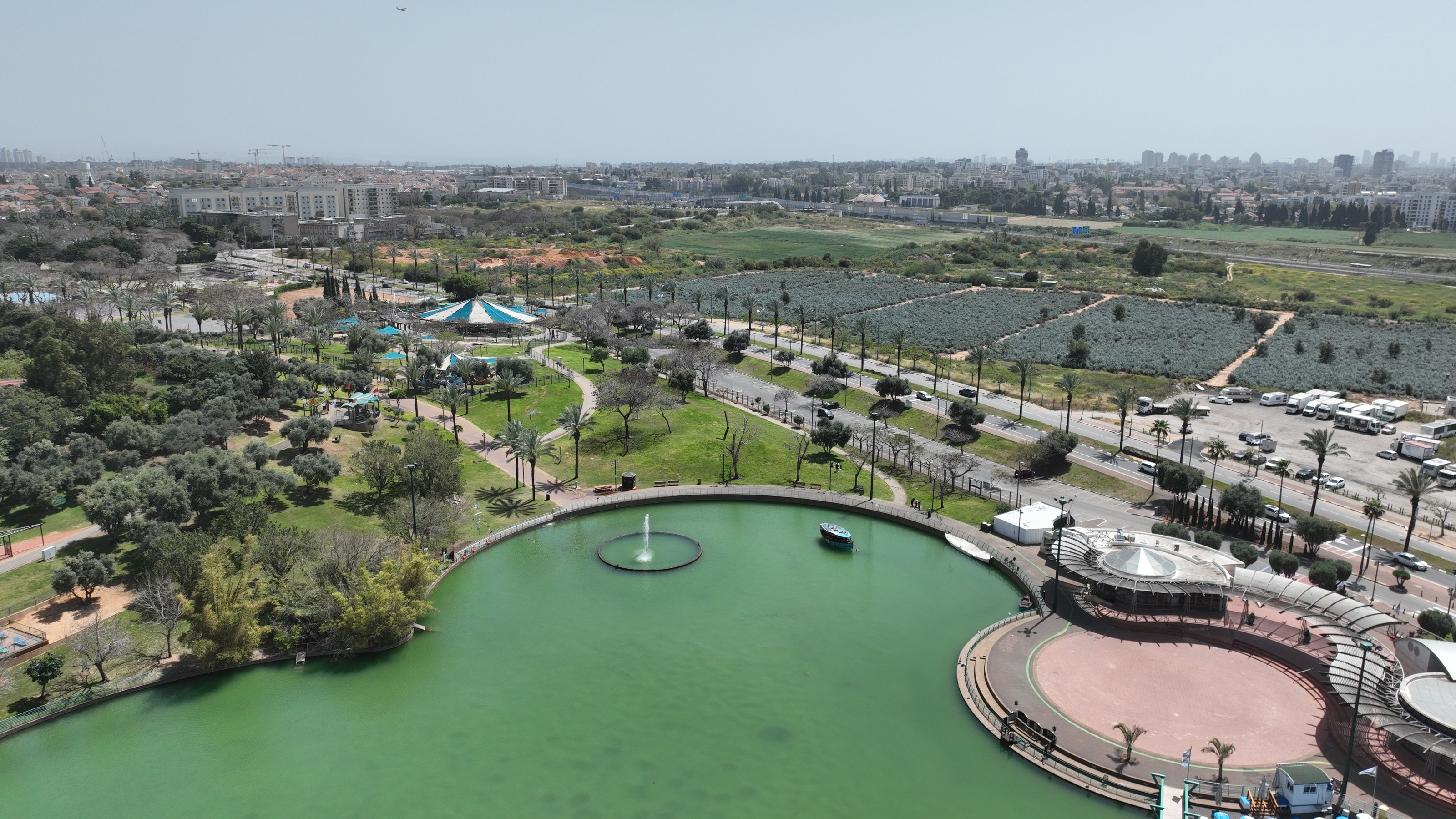 Ra'anana Park from the air: the lake with its fountain and the amphitheatre, the city beyond